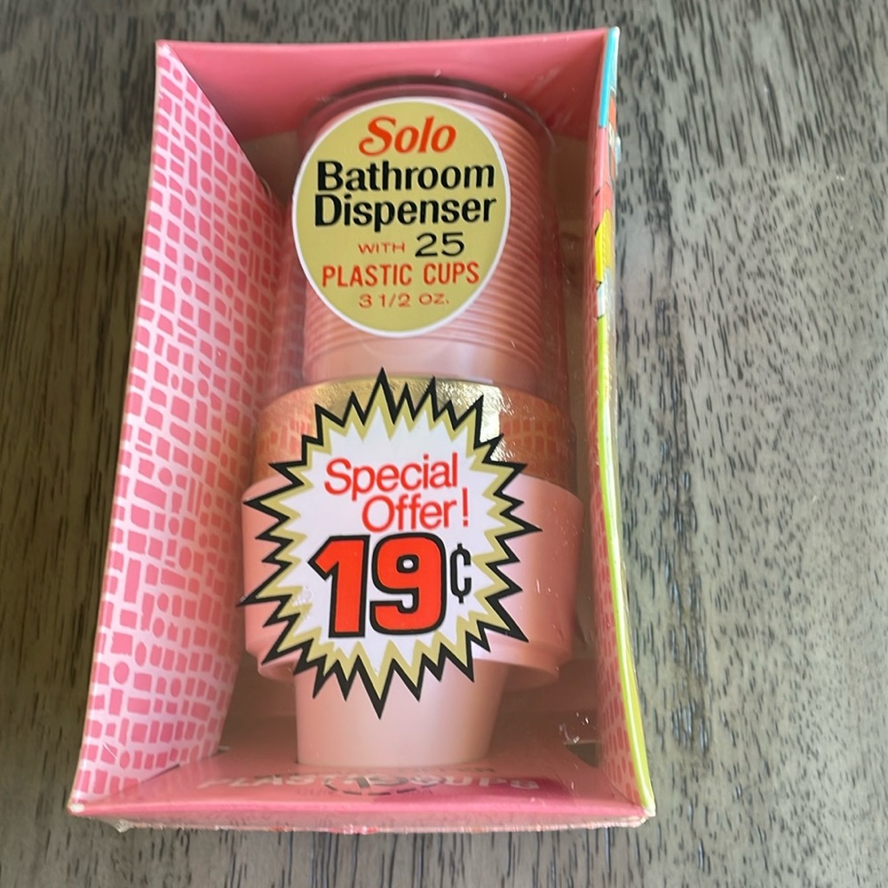 Vintage SOLO Bathroom Dispenser with cups - Pink